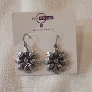 💐3/$20 Just Jewelry TriFlower SilverToned Dangle Earrings
